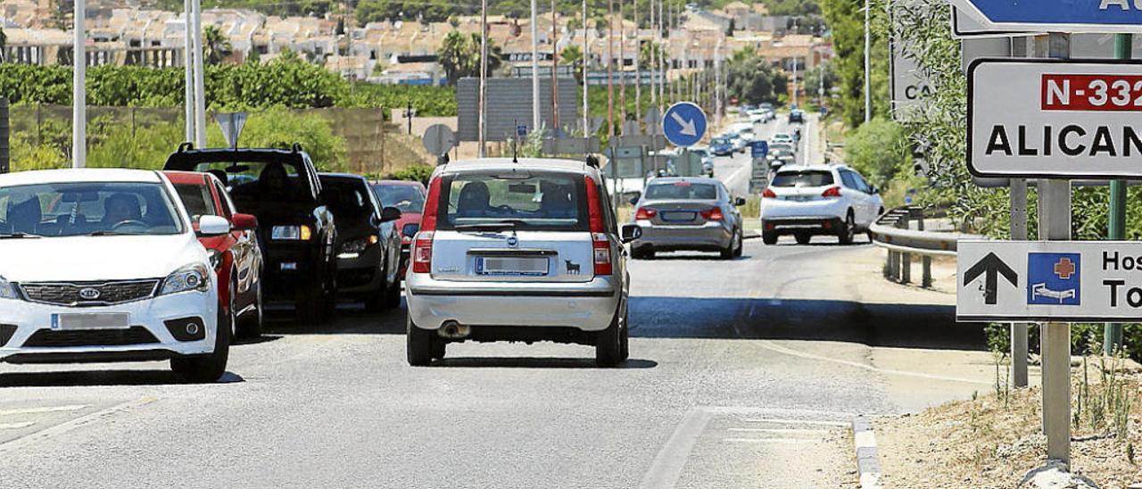 Imagen de ayer del peligroso cruce de incorporación a la N-332 en sentido Alicante desde la CV-95.