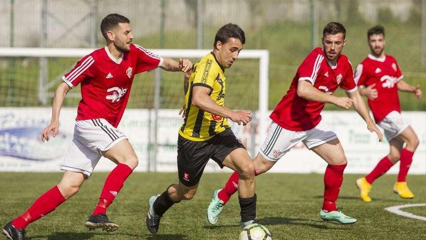 El delantero aurinegro Aitor conduce un balón, ayer, rodeado de contrarios. // Bernabé/Ana Agra