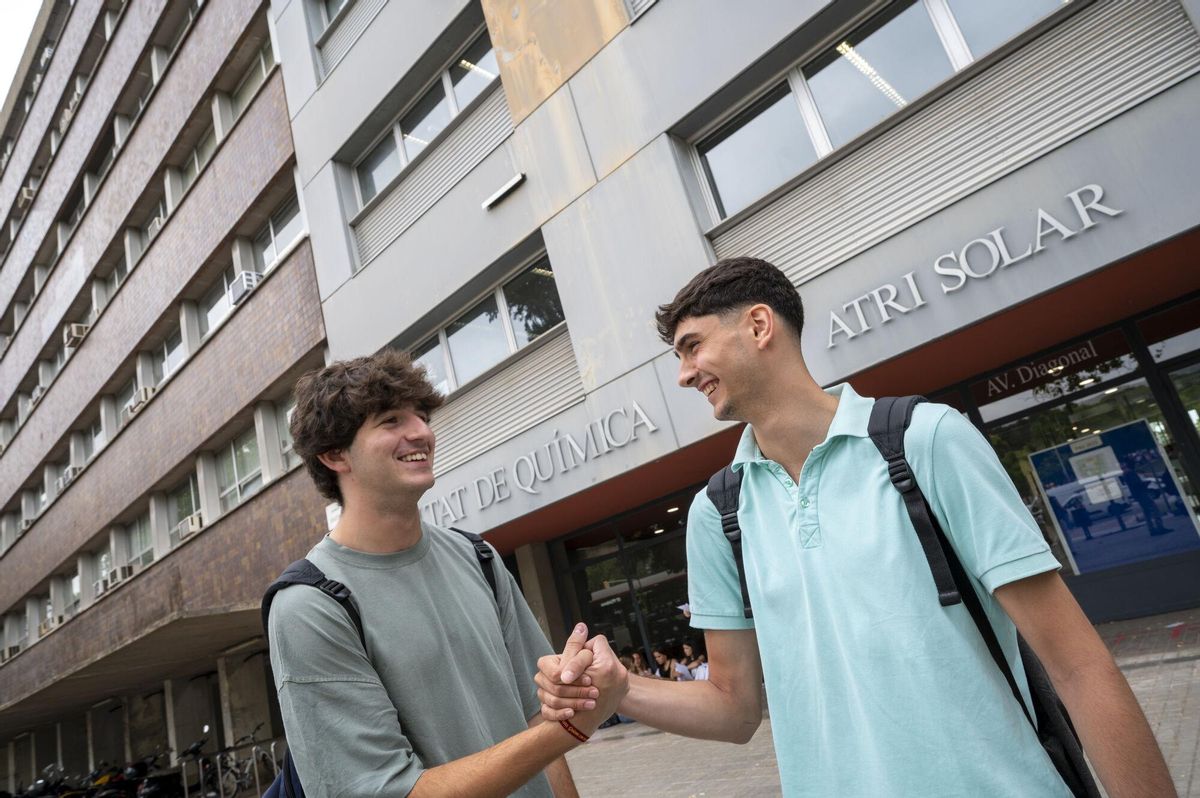 Octavi y Ernesto, frente a la facultad de Química el último día de la selectividad.