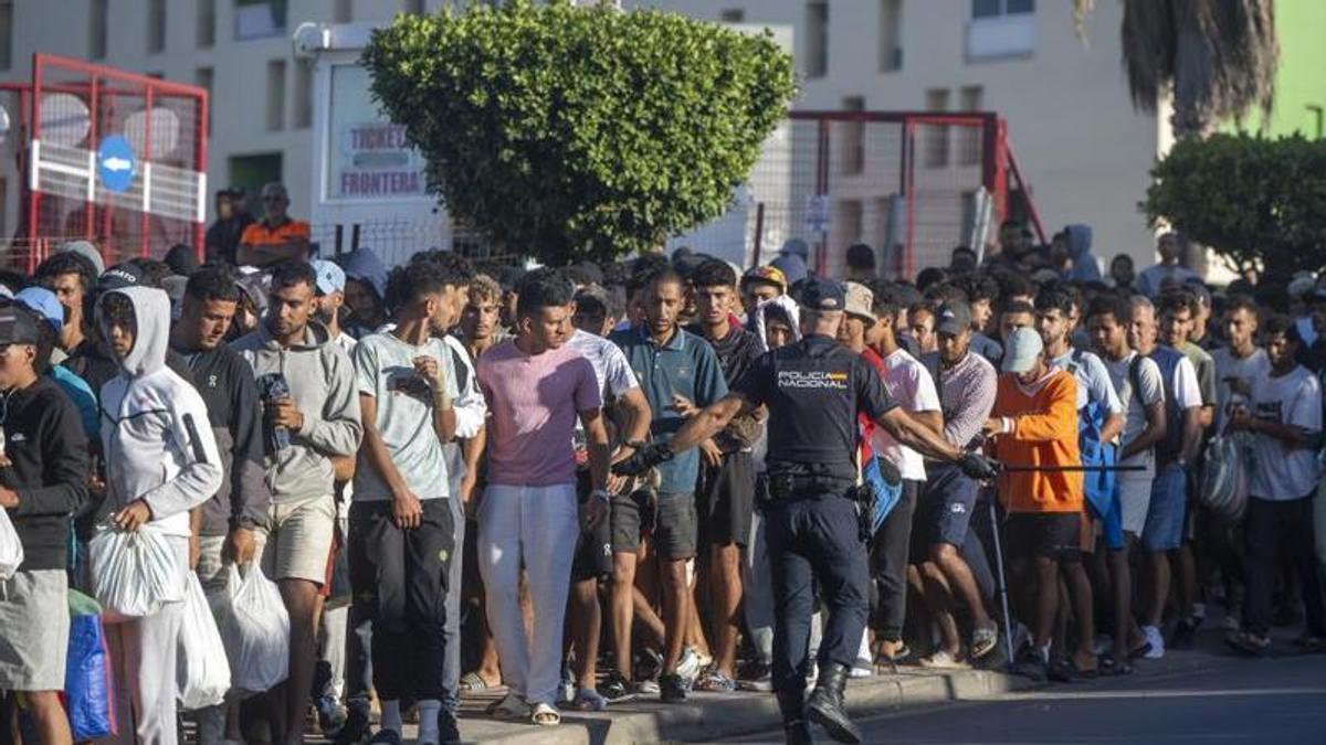 PRESIÓN MIGRATORIA | Los migrantes de Ceuta se deshacen de miles de móviles dificultando las pesquisas policiales sobre ellos