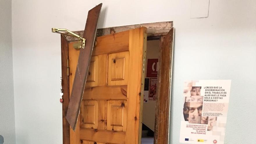 Daños en la puerta de una oficina en los locales de UGT en Pontevedra tras sufrir un robo.