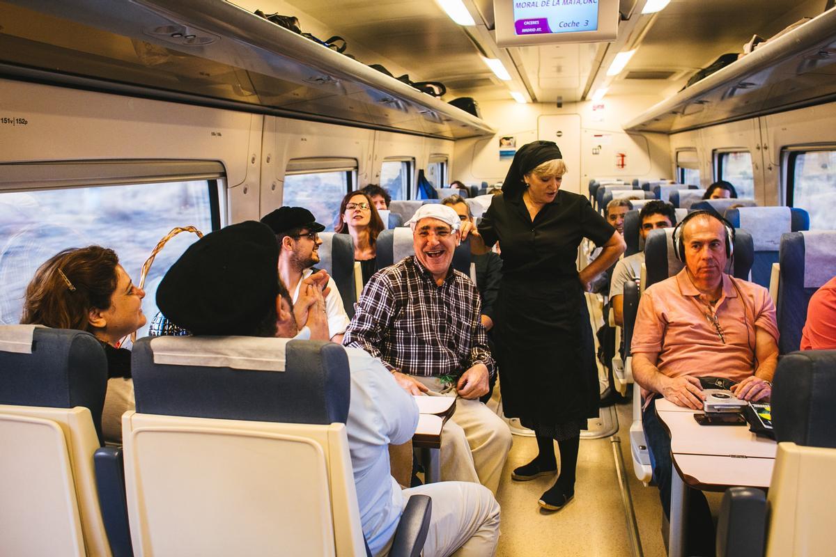 Milana Bonita se manifiesta en Madrid por un tren digno.