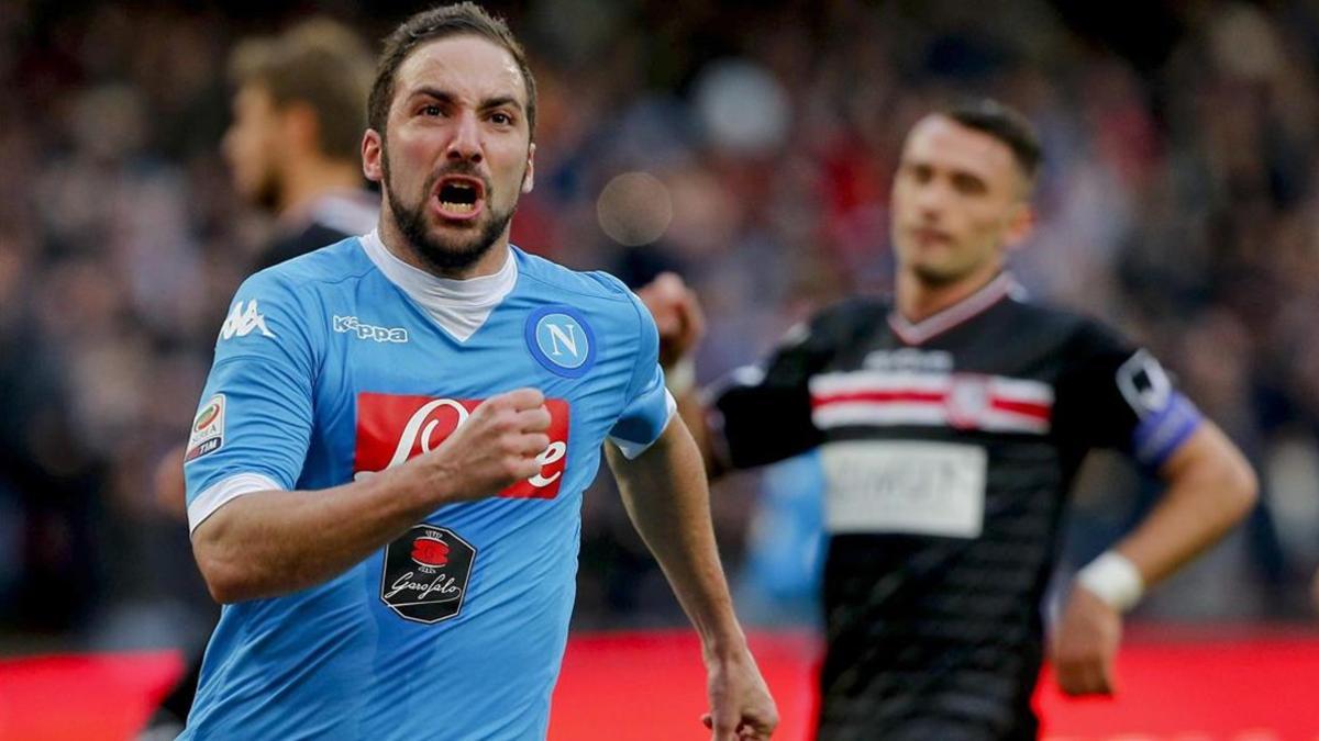 Higuaín celebra un gol con el Nápoles la pasada temporada