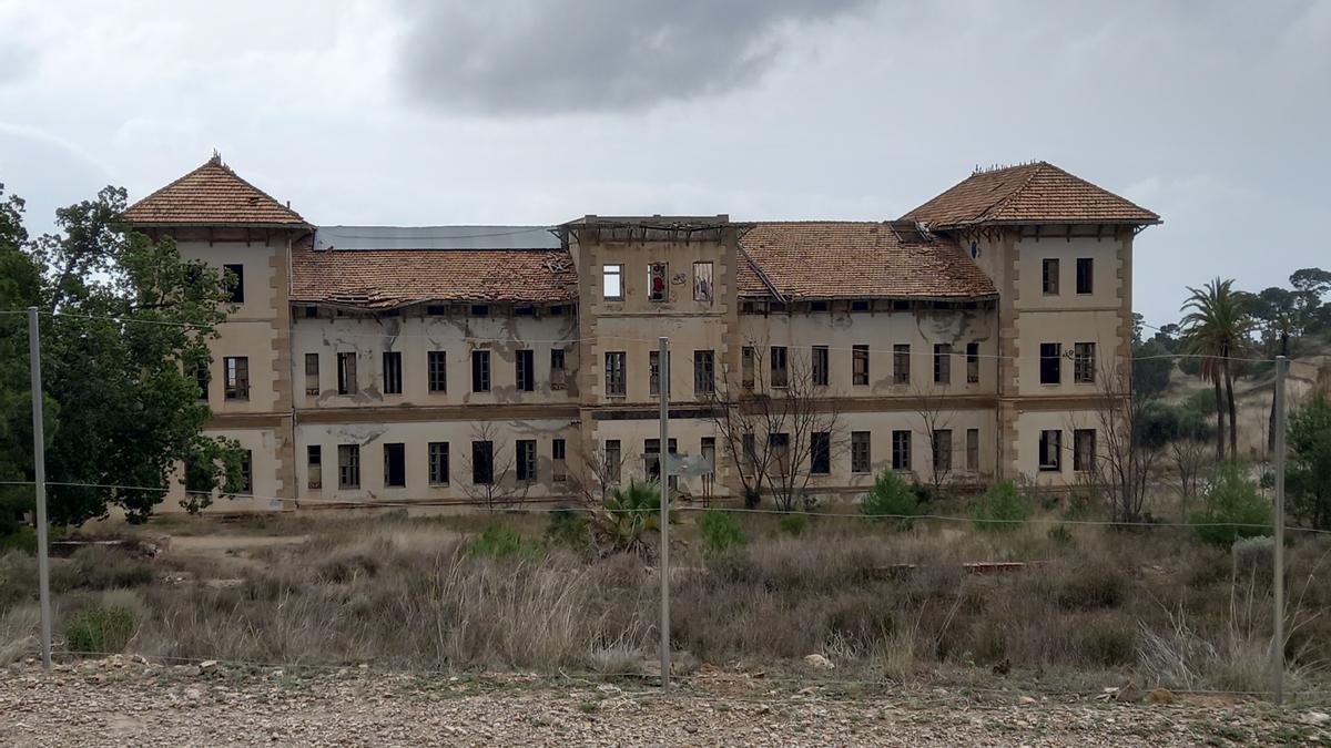 Aigües pone cerco al botellón, el espiritismo y el vandalismo en el Balneario