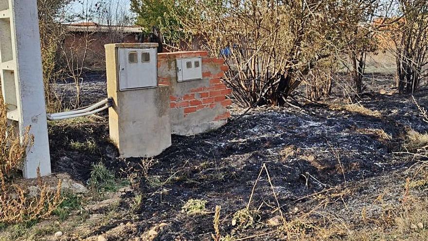 Transformador afectado por las llamas, cuyo fuego apagaron los vecinos.