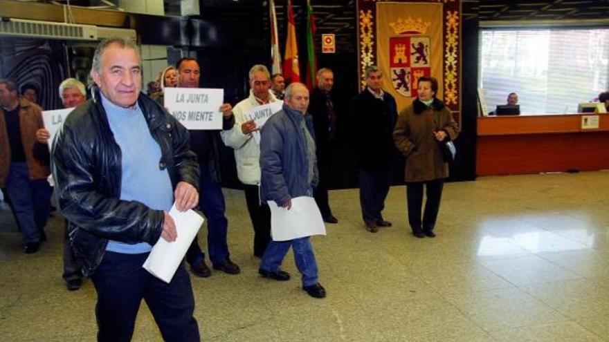 Miembros de UPA durante su protesta en el interior de la Delegación de la Junta de Castilla y León.