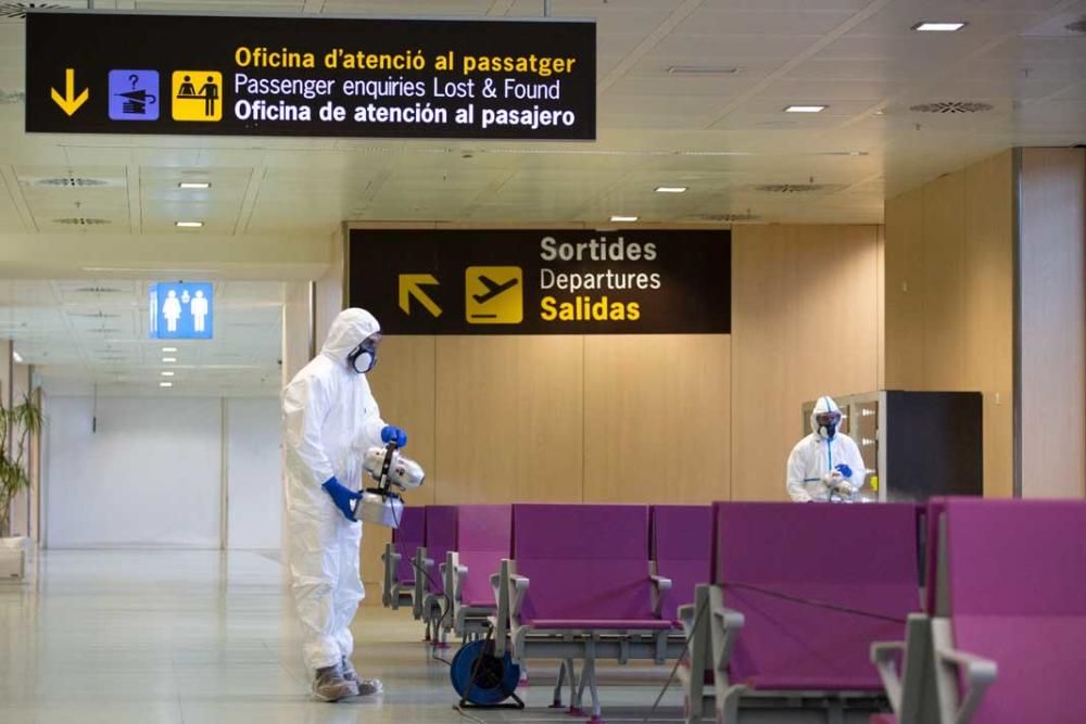 Los militares limpian y desinfectan el aeropuerto de Ibiza