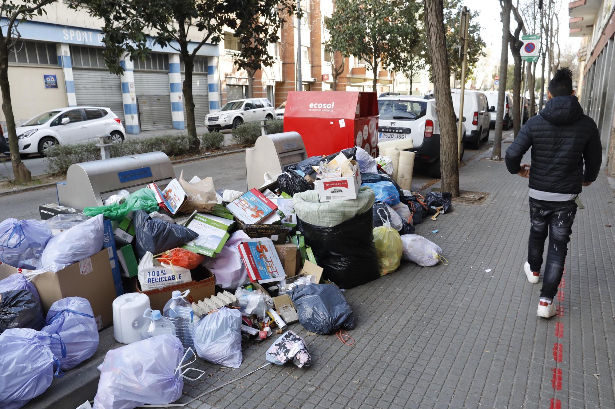 Salt exigeix retirar la brossa acumulada a les illes de contenidors que causen problemes de mobilitat i salubritat