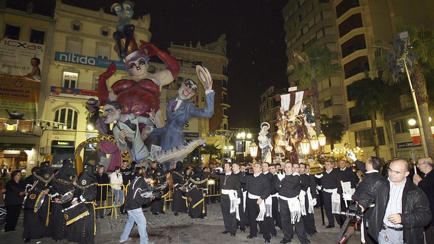 Alzira 2008. Los actos de las fiestas falleras y de la Semana Santa coincidieron en Alzira en 2008. Los monumentos de cartón y los pasos procesionales compartieron las calles, como puede apreciarse en la imagen de la Plaça Major de Alzira.