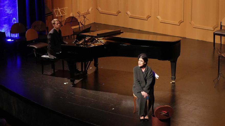 Fernando López Blanco, al piano, con la actriz Gemma de Luis, en primer término, ayer, durante el concierto.