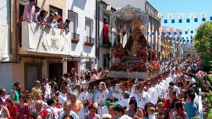 Trasladan a Sevilla la talla de la Virgen de la Cabeza de Rute para su estudio