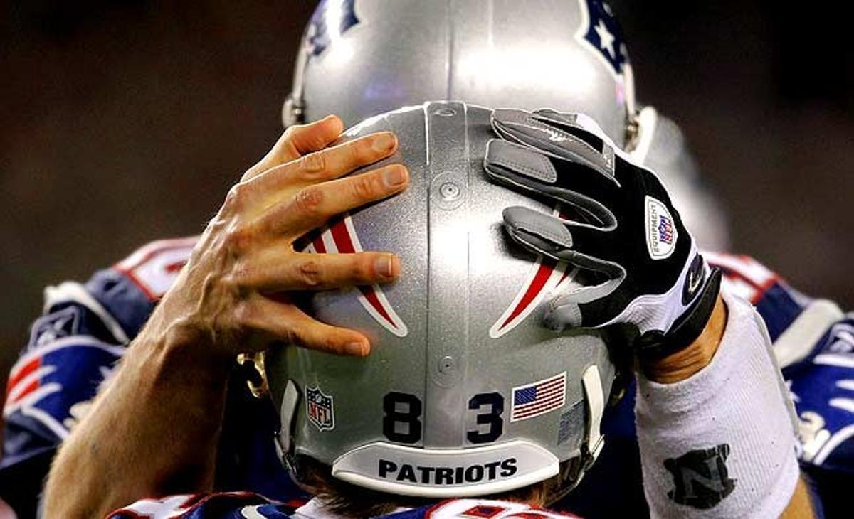 El jugador dels Patriots de Nova Anglaterra Tom Brady felicita el seu company Wes Welker després que Welker fes un ’touchdown’ contra els Jets de Nova York, a la segona meitat del partit de futbol americà de la NFL a Foxboro, Massachusetts (Estats Units).