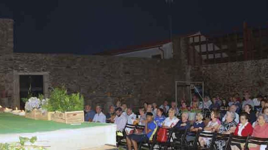 Los alcañizanos escuchan el pregón del diplomático Francisco Rodríguez en el claustro del convento de San Francisco.