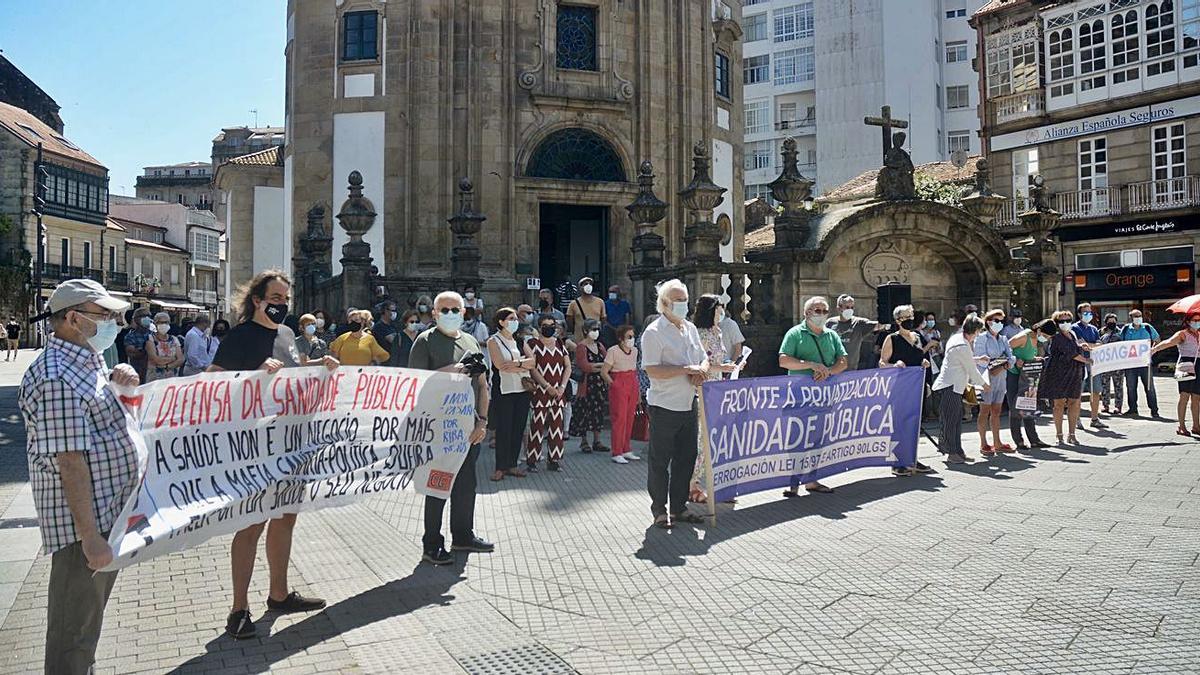 Participantes asistentes a la movilización en la Plaza de la Peregrina. |   // RAFA VÁZQUEZ