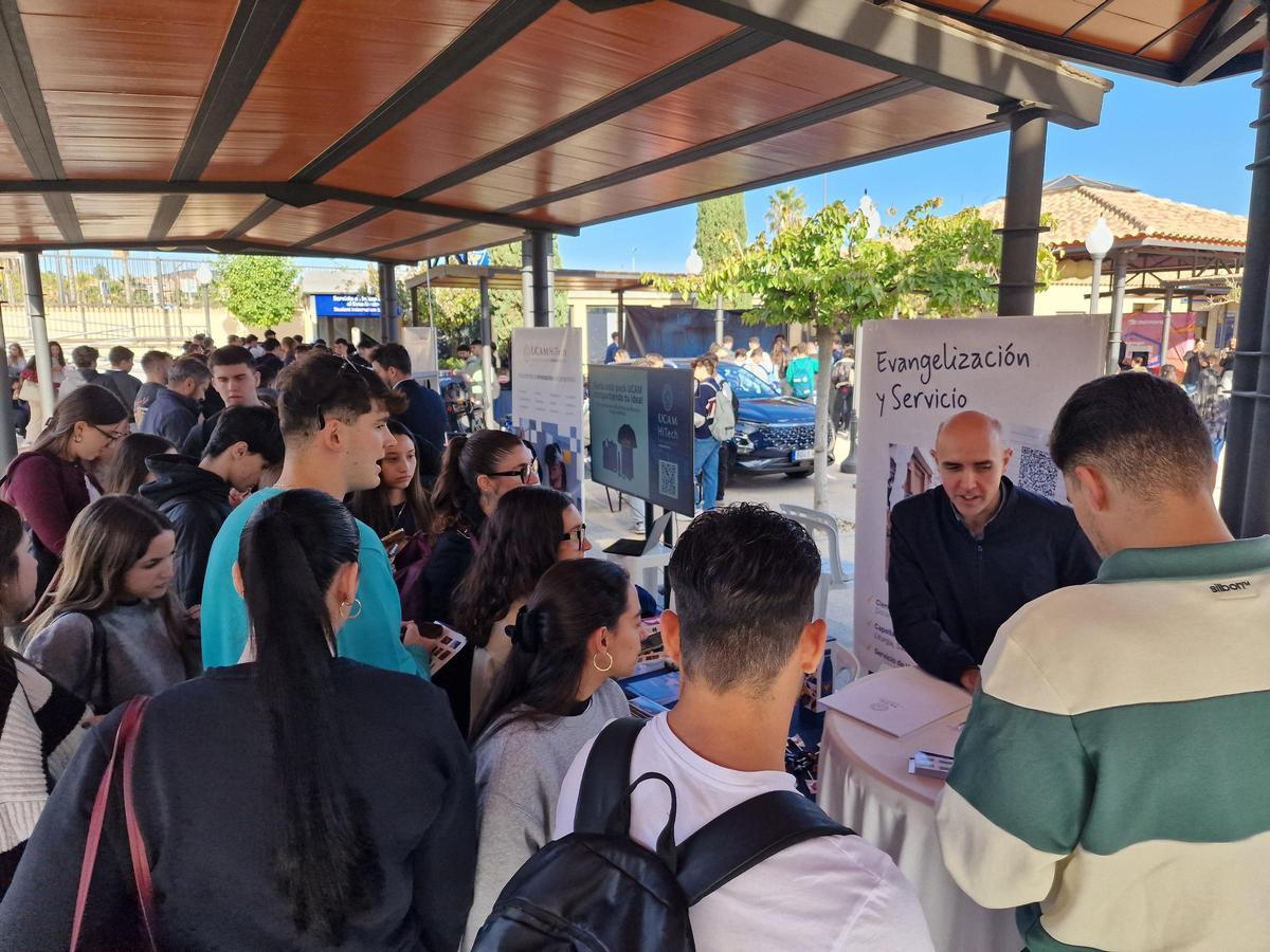 Estudiantes visitando los stands informativos.