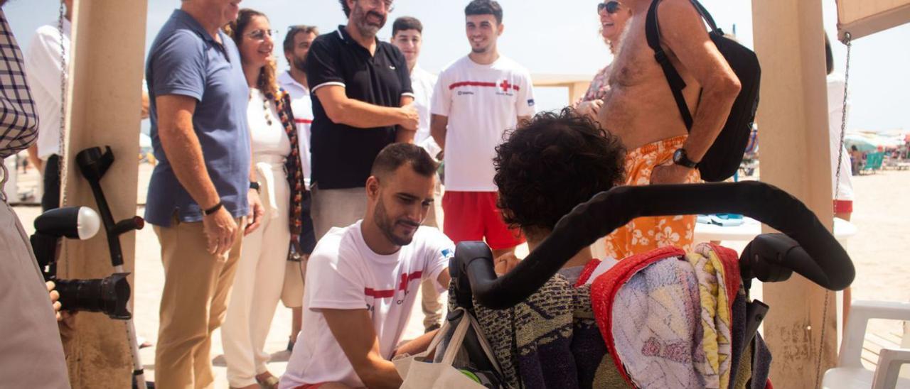 Cruz Roja y AXA renuevan el baño asistido en Gandia | CRUZ ROJA