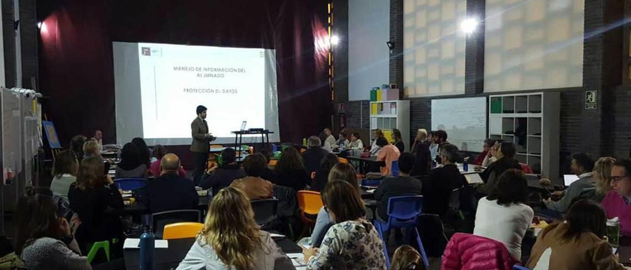 El abogado Ignacio Rodríguez Rull imparte un curso dirigido a profesores en el colegio Montedeva de Gijón.