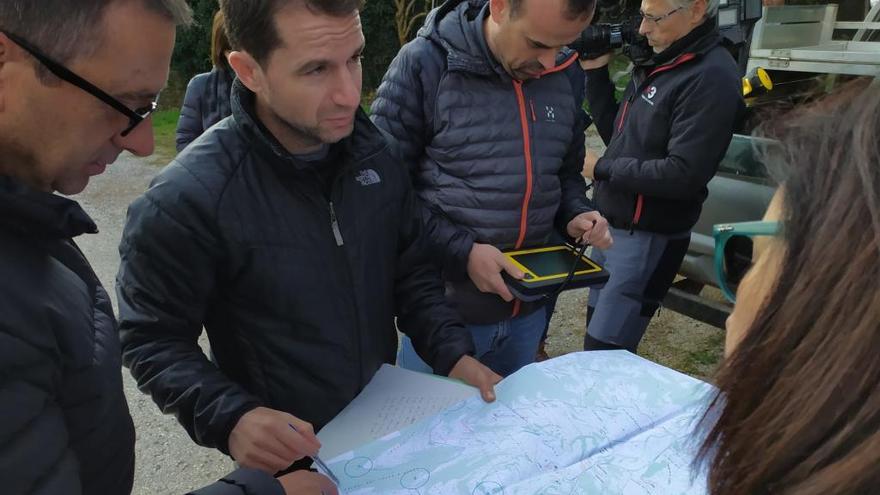 El batlle de Llobera i els tècnics analitzen un mapa en el terreny