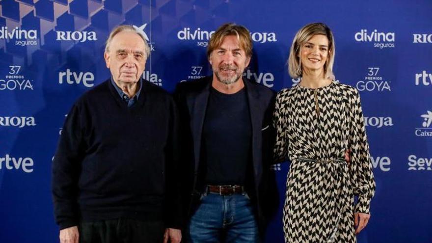 El presidente de la Academia, con los actores Antonio de la Torre y Clara Lago.