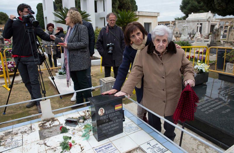 Exhumaciones de la fosa 22 del cementerio de Paterna