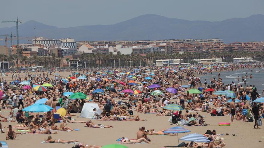 La playa de la Malvarrosa, abarrotada a finales de mayo