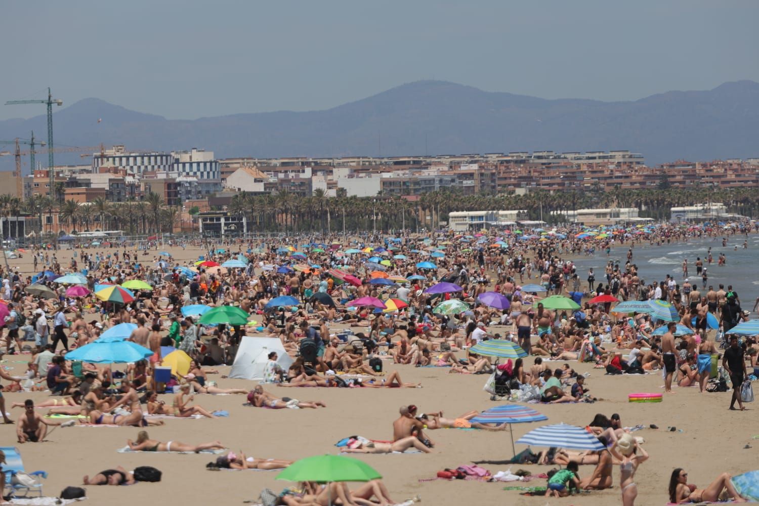 La playa de la Malvarrosa, abarrotada a finales de mayo