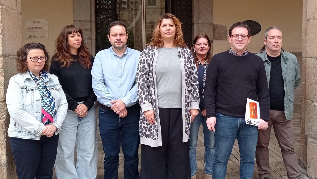 Los portavoces de los grupos municipales del PSOE y Compromís de Castelló junto a ediles de sus respectivos partidos, este lunes.