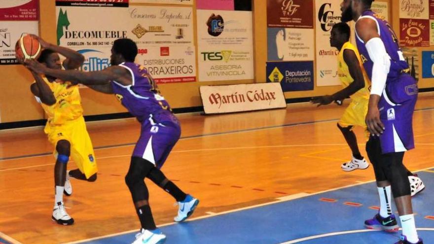 Danny Agbelese (d), en el partido del Guadalara en Cambados. // Iñaki Abella