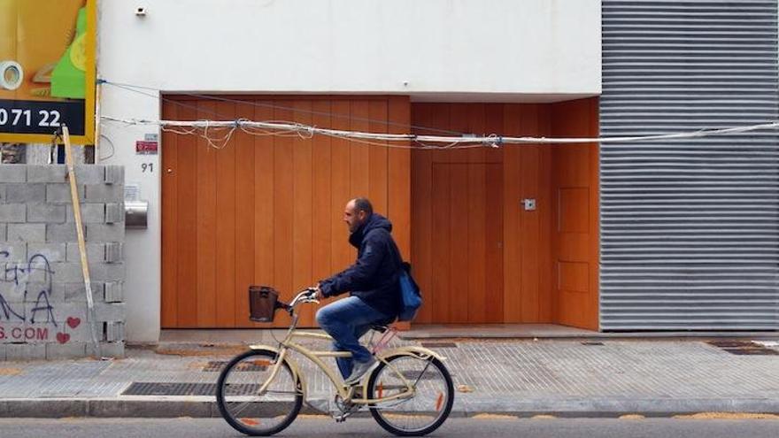 El cable atraviesa toda la fachada de la nueva vivienda de la avenida Pintor Joaquín Sorolla, 91. Está sujeto con cuerdas para que no caiga más.