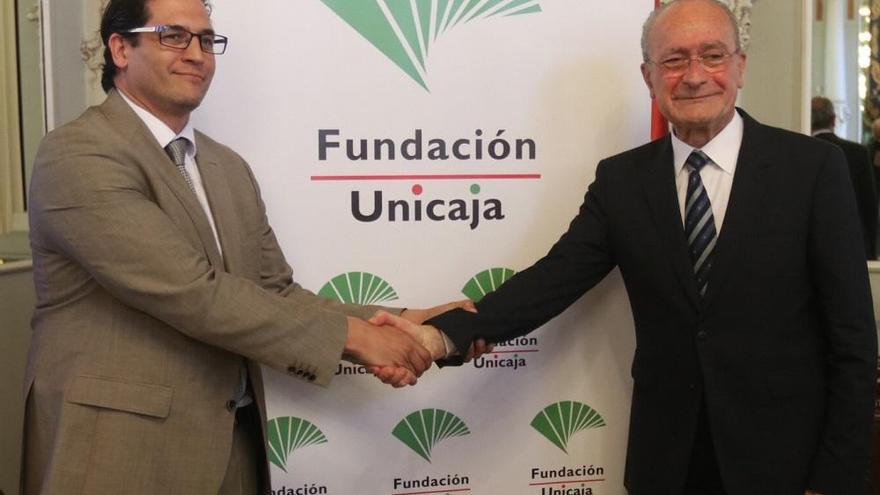 El alcalde Francisco de la Torre y Rafael Muñoz en la firma del acuerdo