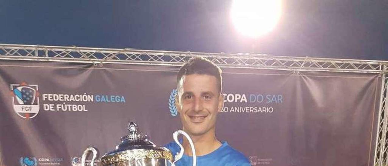 Romero posa con el trofeo de campeón de la Copa do Sar.