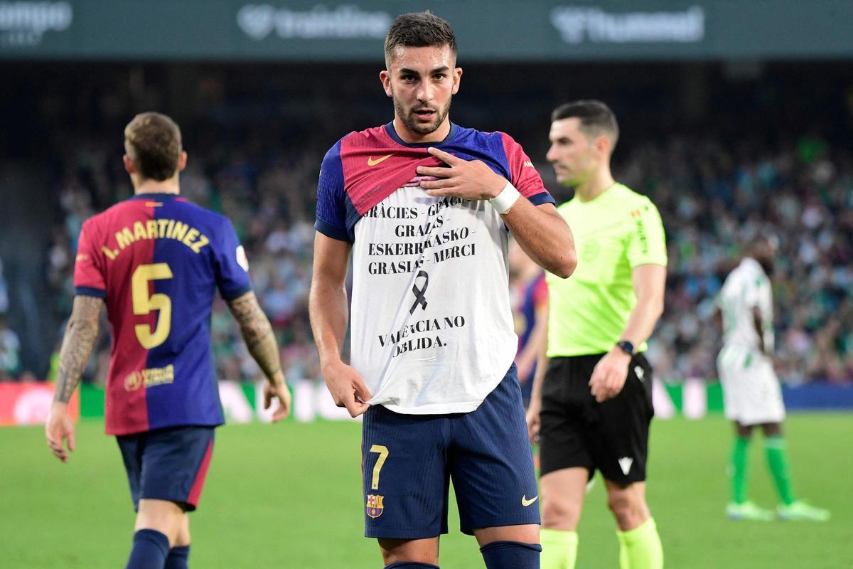 Ferran Torres da las gracias en nombre de Valencia tras marcar su gol.