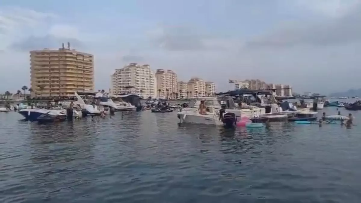 Quedada de barcos y motos de agua en La Manga del Mar Menor en el primer día de agosto
