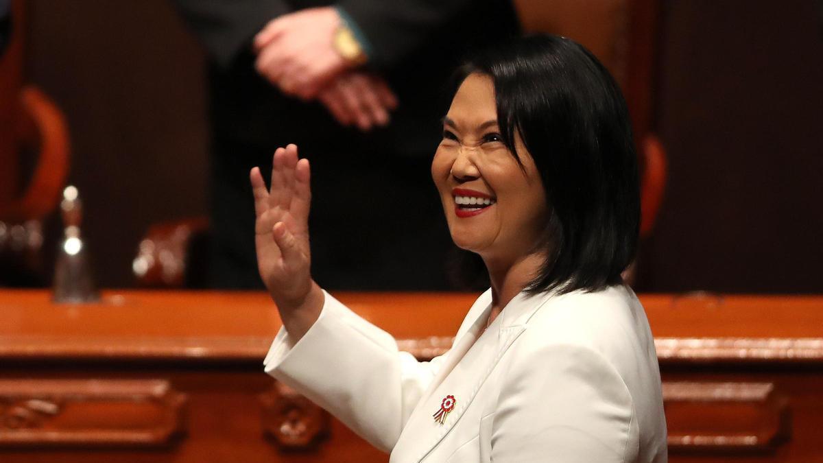 Keiko Fujimori asume la presidencia de Perú 26 años después de que su padre huyera en plena revuelta popular