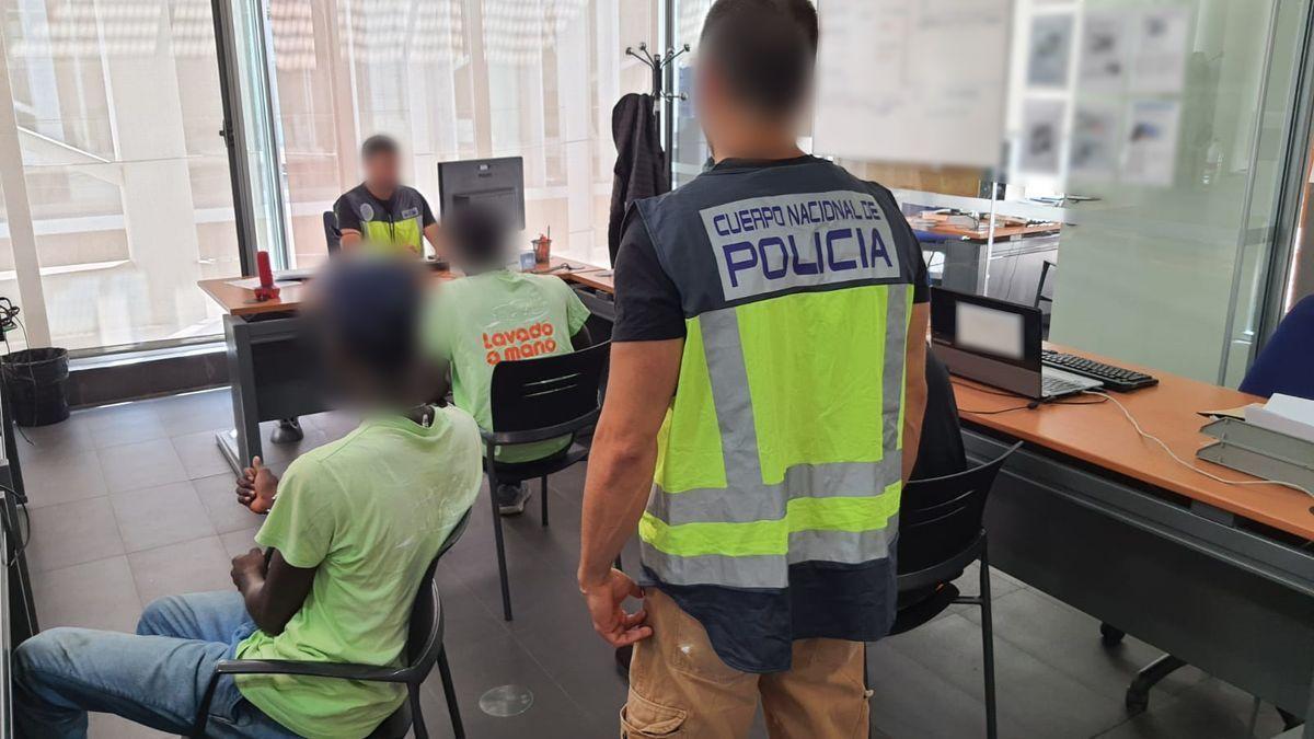 La Policía con operarios del lavadero de Alicante cuyo dueño fue detenido.