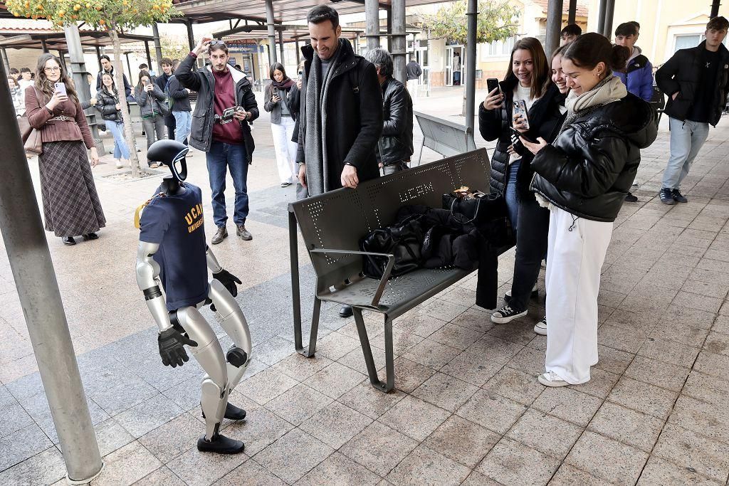 La demostración de los dos robots que han estado este martes en el Campus de Los Jerónimos de la UCAM, en imágenes