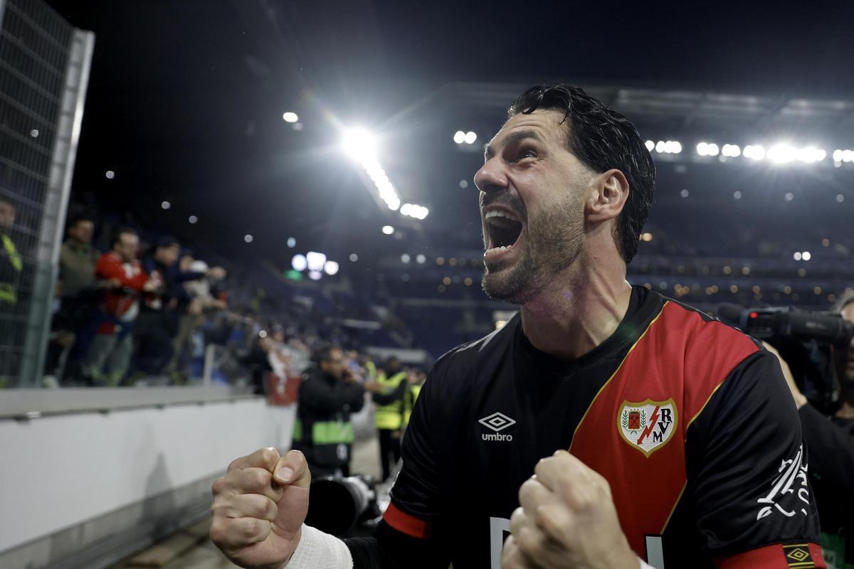 Gerard Gumbau festeja con la afición el pase a la final de la Conference League