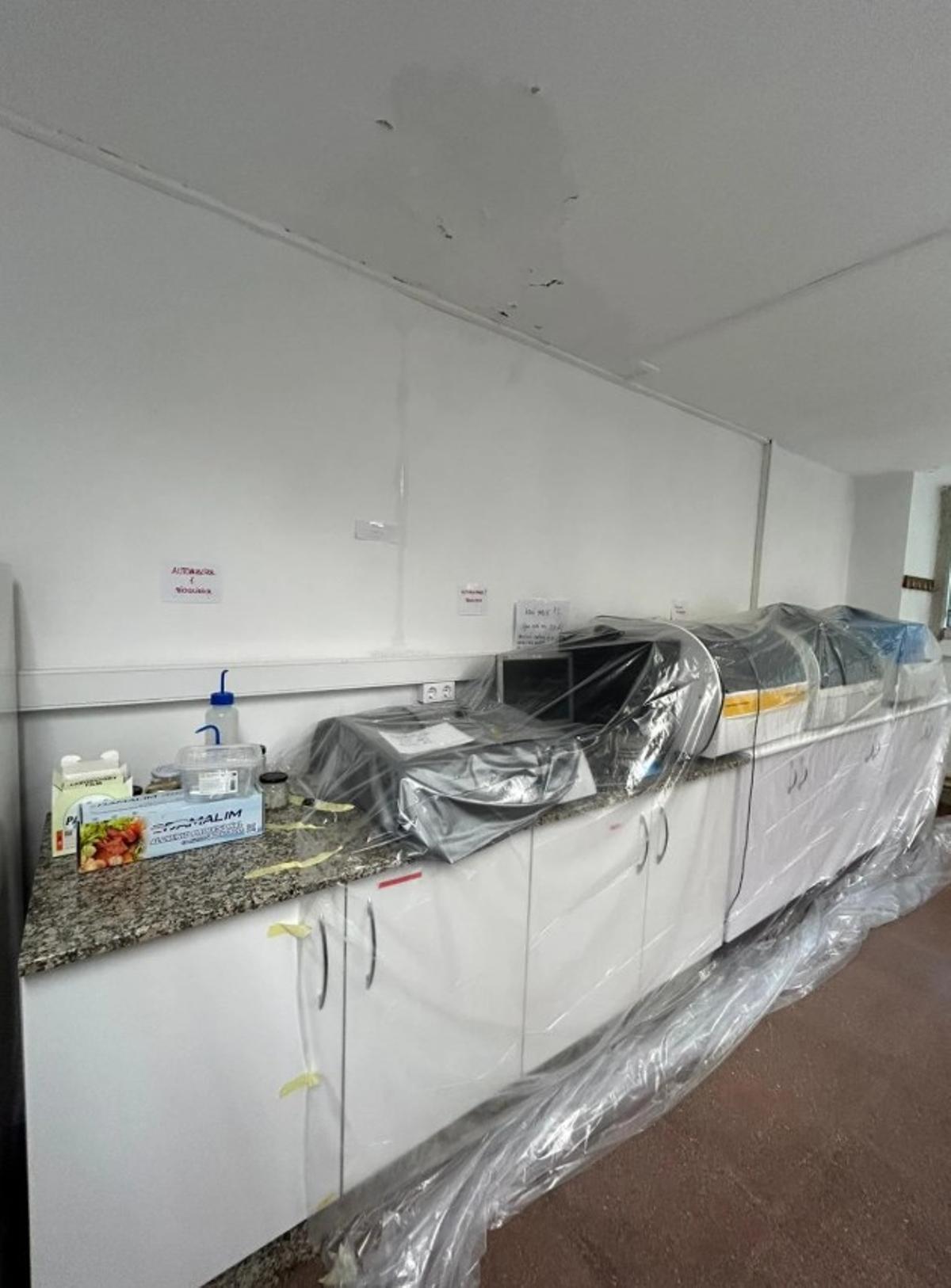 Equipos de un laboratorio protegidos con plásticos de las goteras.