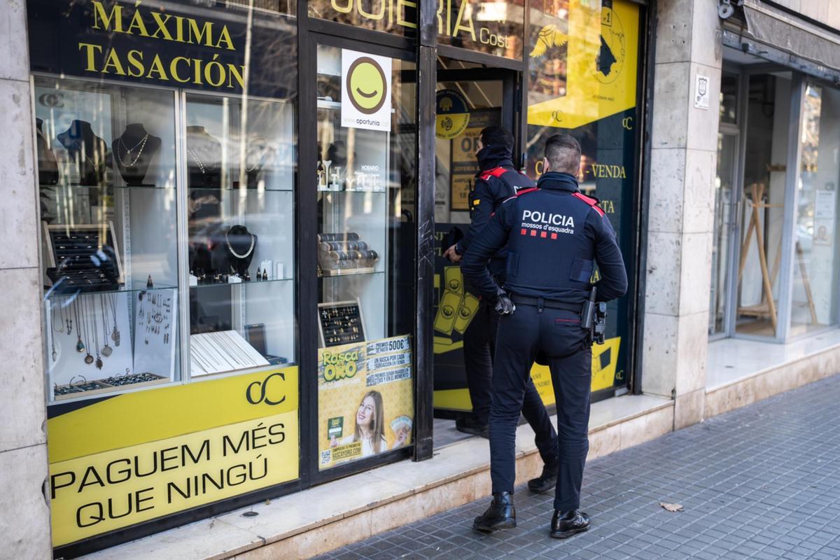 Los Mossos en una joyería de Barcelona dentro del plan Kanpai