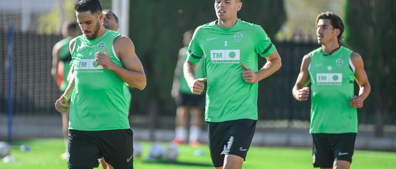 Gumbau, en el centro de la imagen, junto a Pedro Bigas y Pere Milla, durante un entrenamiento