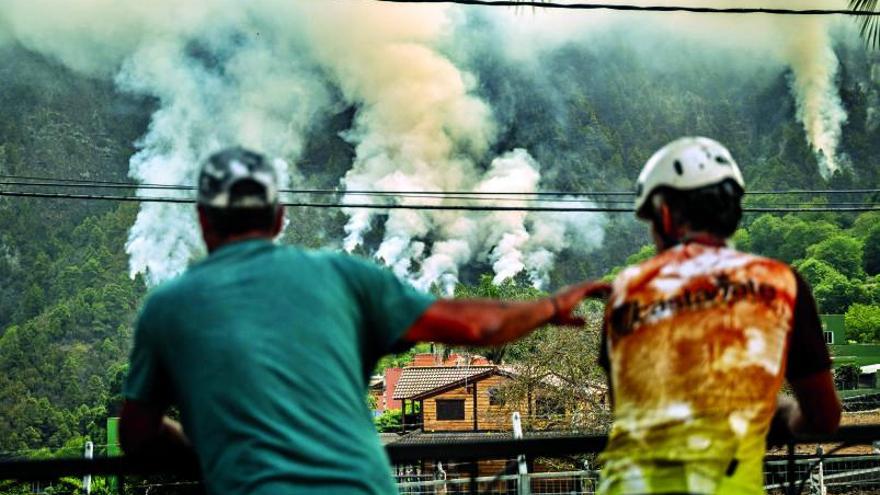 El fuego avanza por la ladera y se acerca a las viviendas de Aguamansa