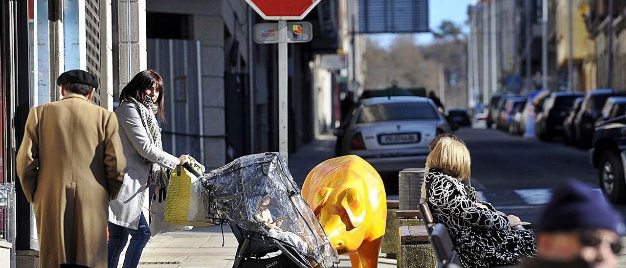 Vecinos de Lalín paseando por el casco urbano.   | // BERNABÉ/JAVIER LALÍN