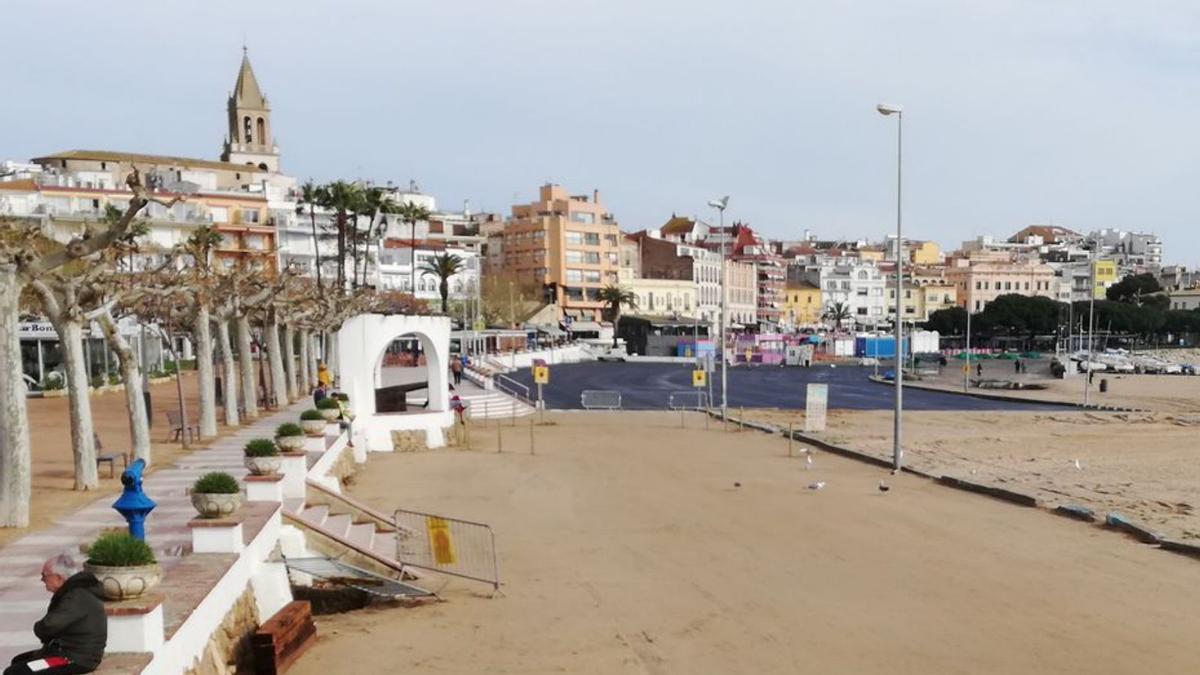 Els aparcaments de sauló i d’asfalt de la platja Gran. | AJUNTAMENT DE PALAMÓS