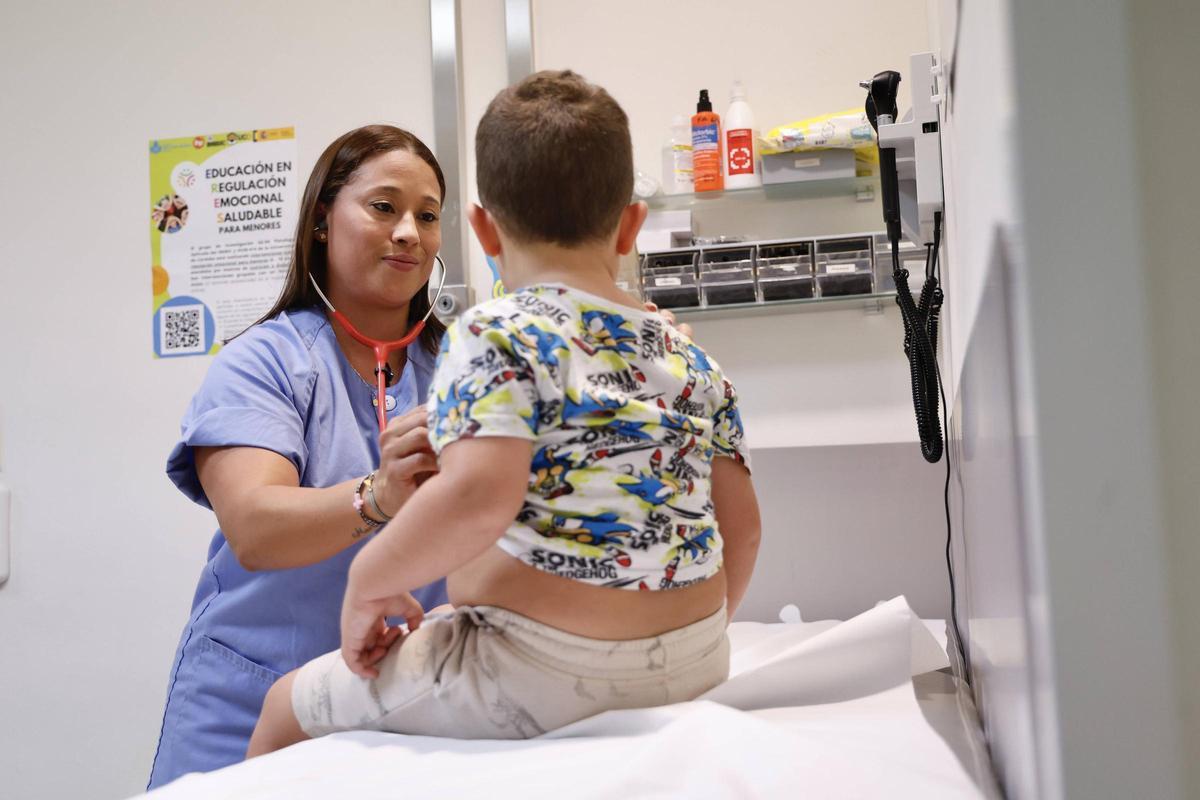La pediatra MaríaJosé Solórzano, del hospital San Juan de Dios de Córdoba, con un paciente.