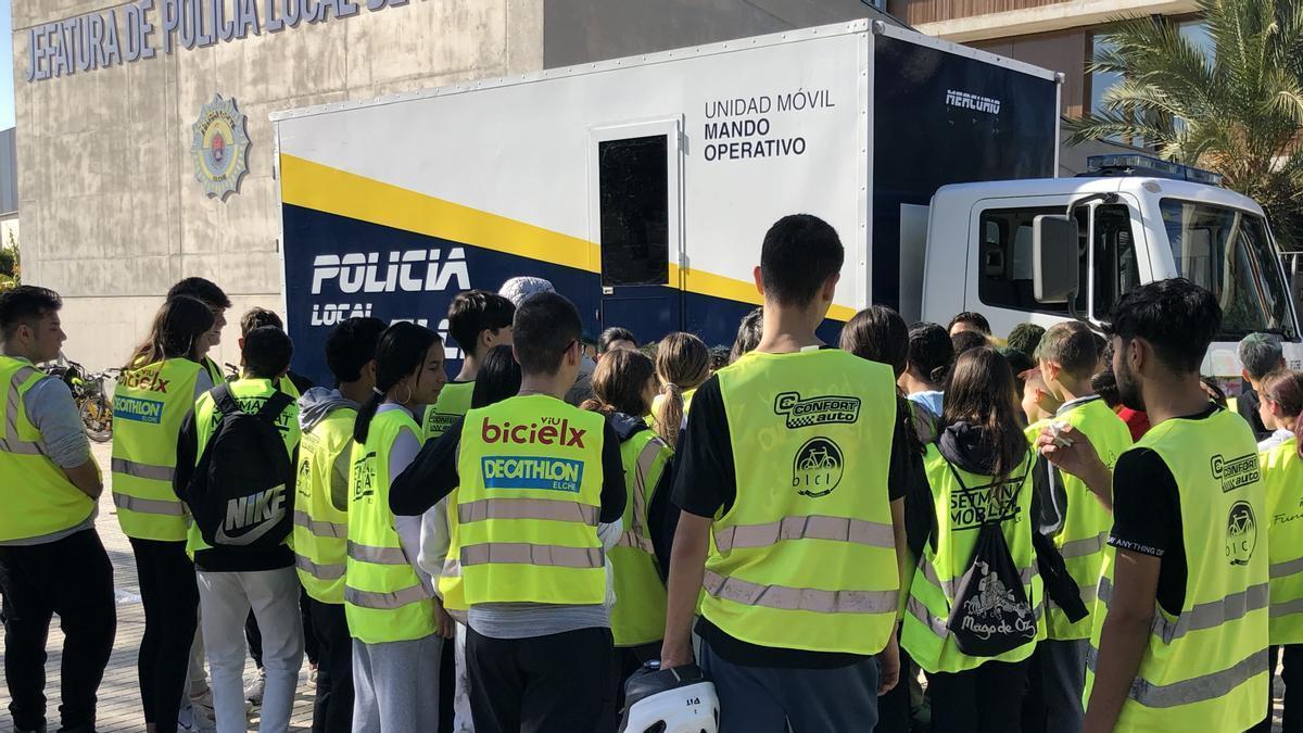 Niños que se han formado en seguridad vial en Elche