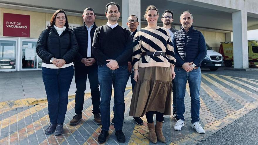 Prohens (a la derecha), con miembros del PP y Sa Unió en la puerta del hospital. | PP