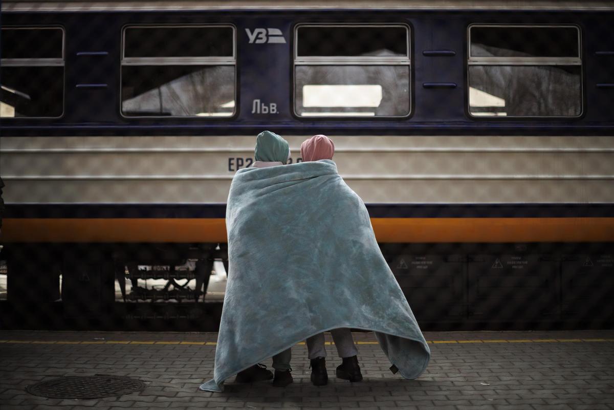 Ciudadanos procedentes de Ucrania se reencuentran con sus familiares a su llegada, este martes, a la estación de tren de Przemsyl, en Polonia