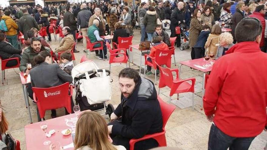 Público en la carpa instalada en la plaza Hermanos Orbón para albergar las jornadas &quot;Vermú y burbujas&quot;.