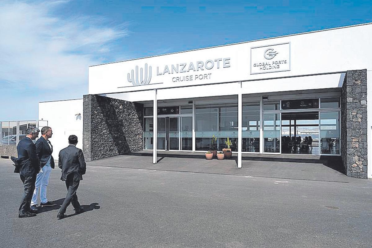 Fachada de la terminal de Naos, ayer, tras su inauguración.
