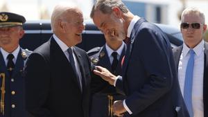 El presidente de EEUU, Joe Biden, junto al rey Felipe VI, en Torrejón de Ardoz. 